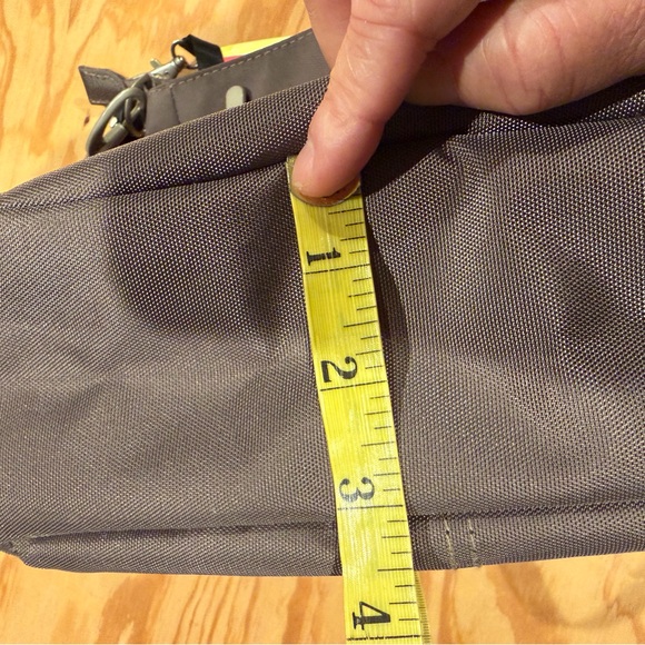 NWOT , anti theft Travelon crossbody , multiple zipper compartments - Picture 9 of 16